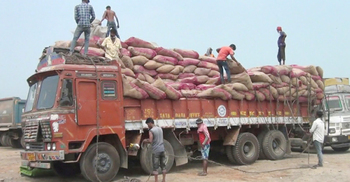 হিলি বন্দরে বেড়েছে পেঁয়াজ আমদানি