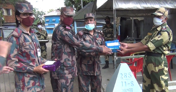 ভারতের স্বাধীনতা দিবস উপলক্ষে হিলি সীমান্তে মিষ্টি বিনিময়