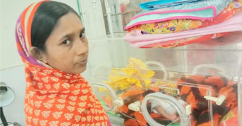 মায়ের কোলে ফিরল ডাস্টবিনে পড়ে থাকা নবজাতক, পিতৃপরিচয়ের অপেক্ষা