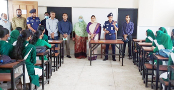 ছাত্রীকে অনৈতিকভাবে শাস্তি দেওয়ায় শিক্ষিকা বরখাস্ত