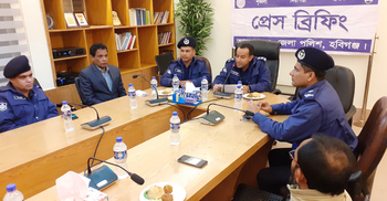ভালোবেসে বাবার পাঠানো মোবাইলটাই কাল হলো