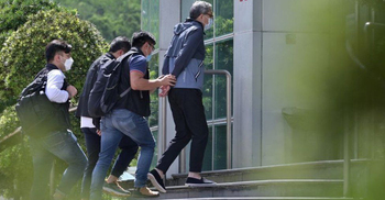 Apple Daily: Hong Kong police arrest editor after raid on paper