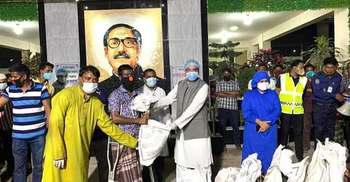 অসহায়দের ঘরে ঘরে খাবার পৌঁছে দিলেন আবু জাহির