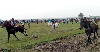 নড়াইলে ঘোড়দৌড় প্রতিযোগিতা দেখতে মানুষের ঢল