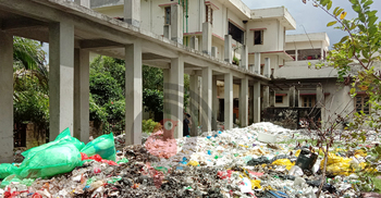 চুয়াডাঙ্গা সদর হাসপাতালের বর্জ্যের দুর্গন্ধে দম নেওয়াই দায়