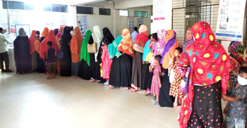 করোনা ঝুঁকিতেও গায়ে গা লাগিয়ে চিকিৎসা নিতে হাসপাতালে রোগীরা