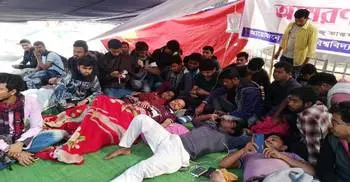 Hunger strike for polls deferment at DU; 4 students fall sick