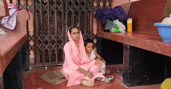 স্বামীকে ফিরে পেতে সন্তান নিয়ে অনশনে স্ত্রী