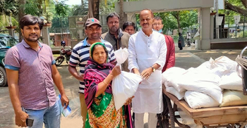 শেকড়ের টানে করোনা দুর্গতদের পাশে তারা