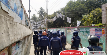 কেন্দ্রের পাশে ককটেল বিস্ফোরণ, কমেছে ভোটার উপস্থিতি