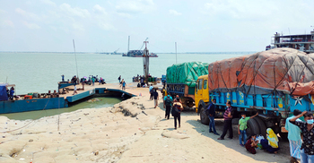 যাত্রীর চাপ কমেছে শিমুলিয়াঘাটে