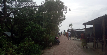 ভোলায় ঝড়ো হাওয়া, হচ্ছে গুড়ি গুড়ি বৃষ্টিও