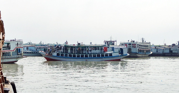 ফেরির পর পদ্মায় চলছে লঞ্চ