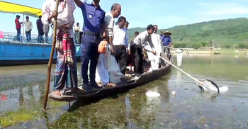 হাওরের ময়লা পরিষ্কার করলেন ডিসি