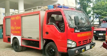 দেরিতে পৌঁছানোর অভিযোগে ফায়ার সার্ভিসের গাড়ি ভাঙচুর