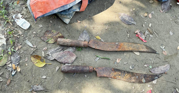 ভোটকেন্দ্রের পাশে মিললো দেশীয় অস্ত্র