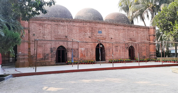 মোগল ঐতিহ্যের স্মারক তিন গম্বুজ শাহী মসজিদ