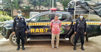 ফেনীতে বিপুল পরিমাণ ভারতীয় পণ্যসহ চোরাকারবারি আটক