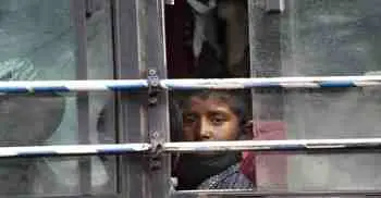 Indian authorities send buses to take unemployed to villages