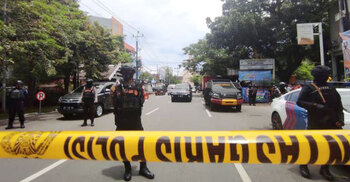 Suspected suicide bomber at Indonesia church wounds several