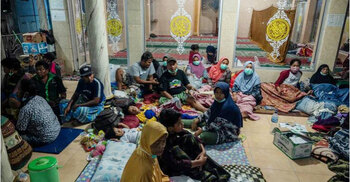 Indonesia volcano: Residents flee in panic after Mt Semeru erupts