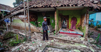 Death toll in Indonesia quake rises to 162, hundreds injured