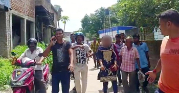 পরকীয়ায় জড়ানো স্ত্রীকে কোমরে দড়ি বেঁধে থানায় নিলেন স্বামী