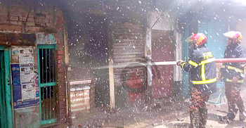 একসঙ্গে শতাধিক গ্যাস সিলিন্ডার বিস্ফোরণ, দোকানি দগ্ধ