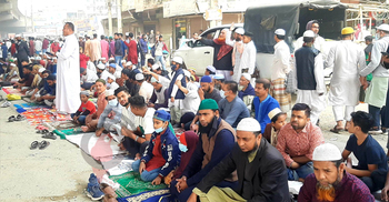 কানায় কানায় পরিপূর্ণ ইজতেমা মাঠ, সব রাস্তায় হলো জুমার নামাজ