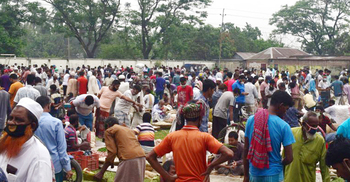 ঈশ্বরদীতে সামাজিক দূরত্বের ধার ধারছে না মানুষ