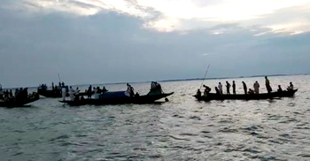 বাড়ি ফেরার পথে নৌকা থেকে পড়ে প্রাণ গেলো তরুণের