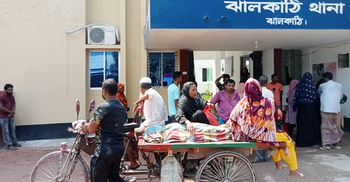 অপরাধীদের গ্রেফতারের দাবিতে মরদেহ নিয়ে থানায় স্বজনরা