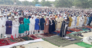 দেশের সবচেয়ে বড় ঈদগাহে নামাজ পড়লেন ৩ লাখ মুসল্লি
