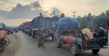 ঢাকায় কোরবানির পশু রেখে যাত্রী নিয়ে ফিরছে ট্রাক