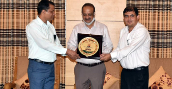 বিভাগীয় ‘শুদ্ধাচার’ পুরস্কার পেলেন তমিজুল ইসলাম খান