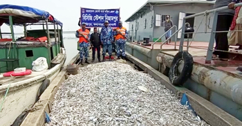 সাগরে অভিযান, ৫০ মণ জাটকাসহ ট্রলার জব্দ