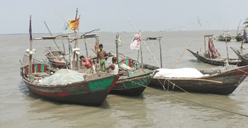 ভোলায় ফের নদীতে জাল ফেলার অপেক্ষায় জেলেরা