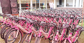 নতুন সাইকেল পেলো অভয়নগরের ১০০ ছাত্রী