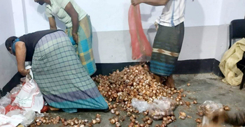 টিসিবির পণ্যে পচা পেঁয়াজ