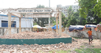 ভেঙে ফেলা হলো মুক্তিযুদ্ধের স্মৃতিবিজড়িত যশোরের স্বাধীনতা মঞ্চ