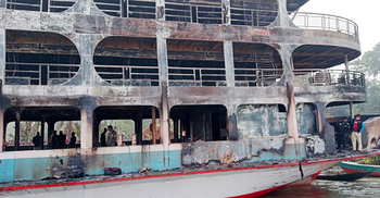 অগ্নিকাণ্ডের পর খোঁজ নেই লঞ্চের স্টাফদের