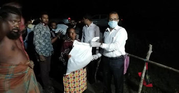 ঝালকাঠিতে বেদে সম্প্রদায়ের মাঝে ত্রাণ দিলেন ডিসি