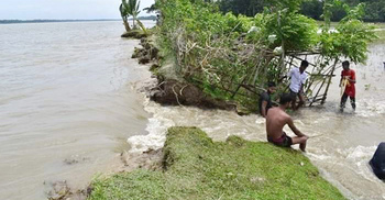 ‘জোয়ার অইলেই সব পানিতে তলাইয়্যা যায়’