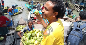 ভাসমান পেয়ারার হাটে পর্যটকদের ভিড়