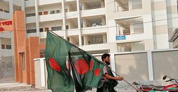 বিজয় দিবস উপলক্ষে ঝালকাঠিতে পতাকা বিক্রির ধুম