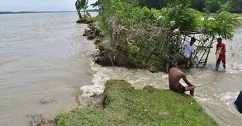 ঘূর্ণিঝড় ‘ইয়াস’র প্রভাবে ঝালকাঠিতে বাঁধ ভেঙে গ্রাম প্লাবিত