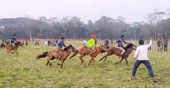 নলছিটিতে ঐতিহ্যবাহী ঘোড়দৌড় প্রতিযোগিতা