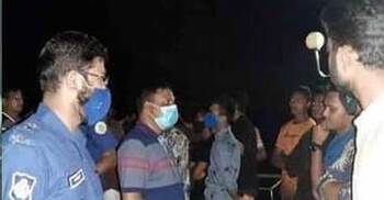 শিক্ষার্থীদের ঘরমুখী করতে ঝালকাঠিতে পুলিশের বিশেষ অভিযান