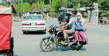 লকডাউন উপেক্ষা করে অবাধে ঘুরছে মানুষ