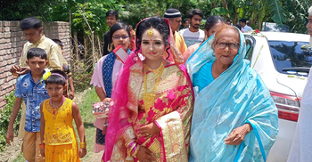 বিয়ে করতে বরের বাড়ি হাজির কনে